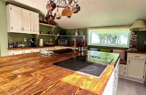 Waterport Cottage | Lakefront Cottage for 6 in Upper State NY