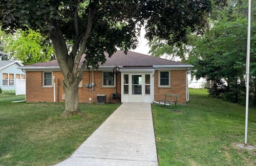 Oshkosh Cottage | Lakefront Cottage on Lake Winnebago-18 minutes from the EAA grounds