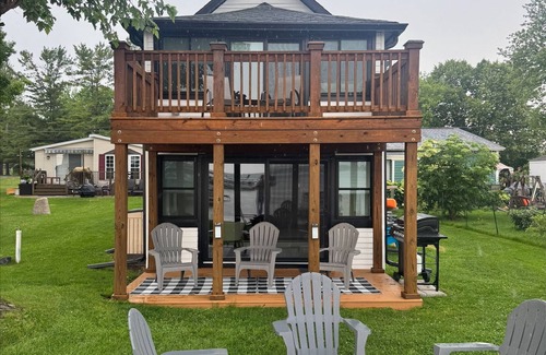 Pinckney House | Lakefront Cottage on Portage Lake and the Huron River Chain of Lakes