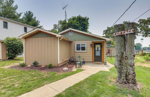 Monticello Cottage | Lakefront Cottage w/Deck Near Indiana Beach!
