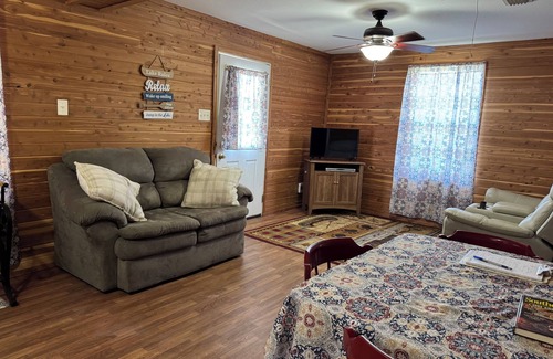 Lucedale Cabin | Lakefront country cabin near Lucedale n, MS