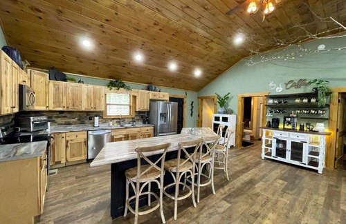 La Follette Cabin | Lakefront, covered dock, hot tub, game/pool rm, 4wd trails, firepits, 22 people