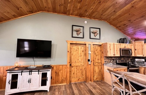 La Follette Cabin | Lakefront, covered dock, hot tub, game/pool rm, 4wd trails, firepits, 22 people
