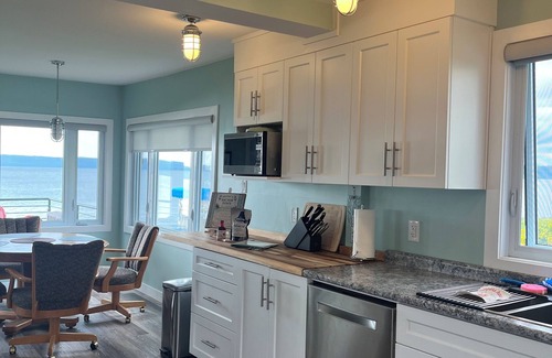 Shuniah Cottage | Lakefront cozy cottage on beautiful Lake Superior. Close to hiking and skiing.
