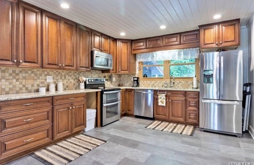 Cullowhee House | LAKEFRONT & DOCK-Dogs Welcome! Book A Fall Getaway Now ASK ABOUT FALL DISCOUNT