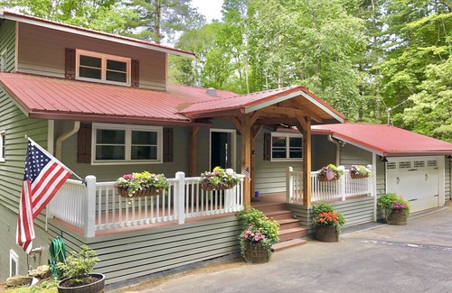 Cullowhee House | LAKEFRONT & DOCK-Dogs Welcome! Book A Fall Getaway Now ASK ABOUT FALL DISCOUNT
