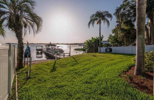 Mount Dora House | Lakefront Duplex with Pontoon Boat 2 Bedroom Home