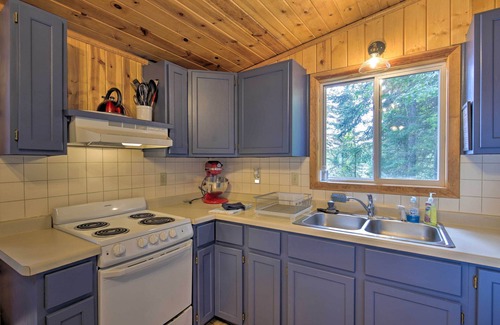 Hayward Cabin | Lakefront Family Escape w/Views, Dock, & Kayaks!