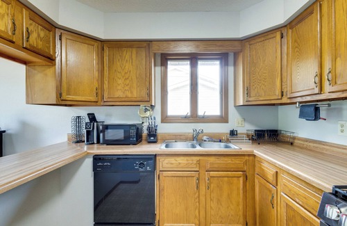 Pontoon Beach Cottage | Lakefront Family Home 13 Mi From Gateway Arch!