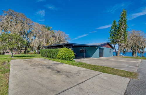 Lake Panasoffkee House | Lakefront Florida Retreat w/Dock & Kayaks