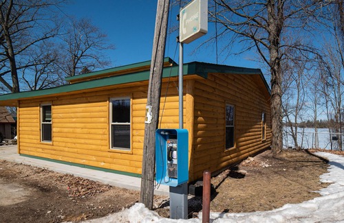 Irons House | Lakefront fully renovated log cabin perfect location