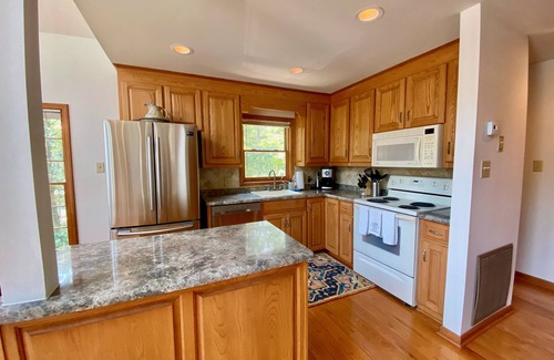 Reed Creek House | Lakefront gem on quiet Hartwell cove with private dock (sleeps 10-12)
