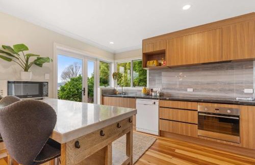 Ohinemutu Villa | Lakefront Getaway in Rotorua