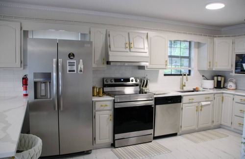 Centre House | Lakefront Getaway | Sleeps 8+ | Private Pier & Hot Tub