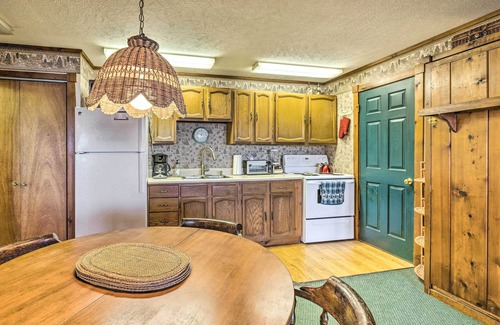 Glen Arbor Condo | Lakefront Glen Arbor Condo w/Boat Dock Access!