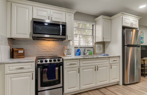 Lutz House | Lakefront Guesthouse w/Kayak | Fire Pit | Pet-Friendly Comfort | Near Tampa & Clearwater Beaches!