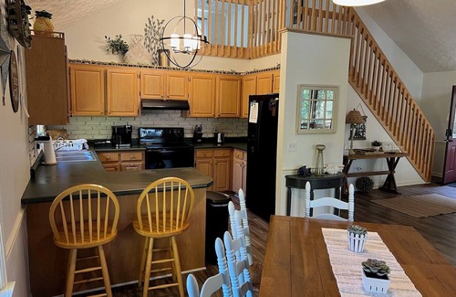 Westminster House | LAKEFRONT HARTWELL! Good dogs welcome! Covered dock, fire pit, kayaks!