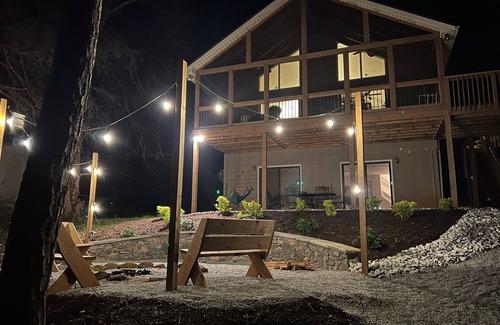 Westminster House | LAKEFRONT HARTWELL! Good dogs welcome! Covered dock, fire pit, kayaks!