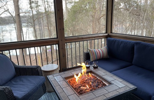 Westminster House | LAKEFRONT HARTWELL! Good dogs welcome! Covered dock, fire pit, kayaks!