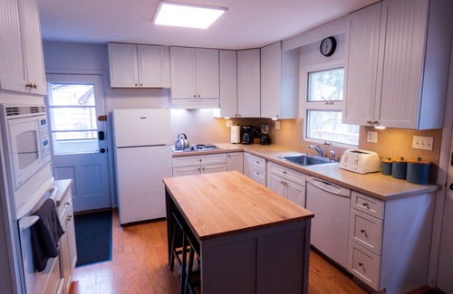 Monticello House | Lakefront Haven Cottage