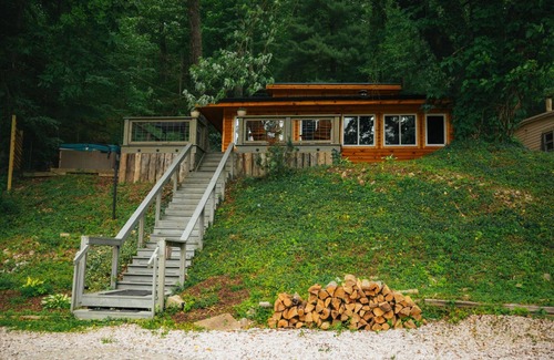 Martinsville Apartment | Lakefront Hilltop Cabin Hot tub Firepit