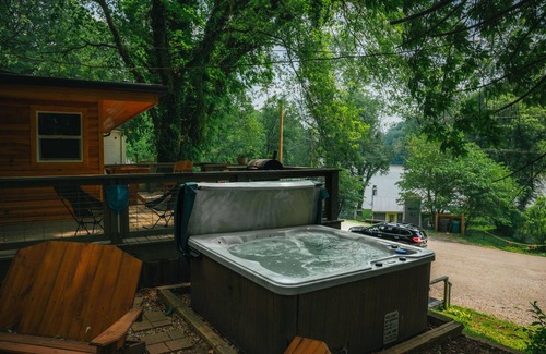 Martinsville Apartment | Lakefront Hilltop Cabin Hot tub Firepit
