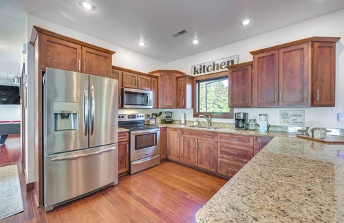Holcombe House | Lakefront Holcombe Getaway: Hot Tub, 2 Docks!