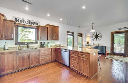 Holcombe House | Lakefront Holcombe Getaway: Hot Tub, 2 Docks!