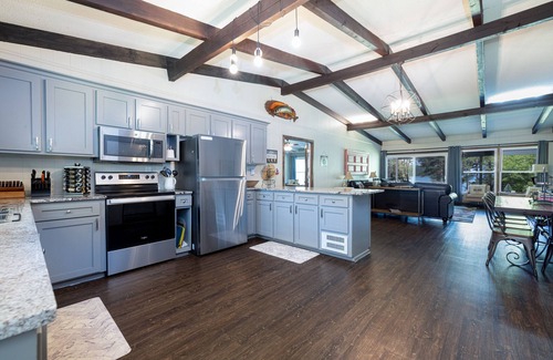 Anderson House | Lakefront Home, 6BR/4BA, Open Water/Dock. Sleeps 18. Boat Rental.