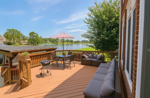 Evans House | Lakefront Home for Families & Groups – Pool, Kayaks, BBQ, Deck, Fishing