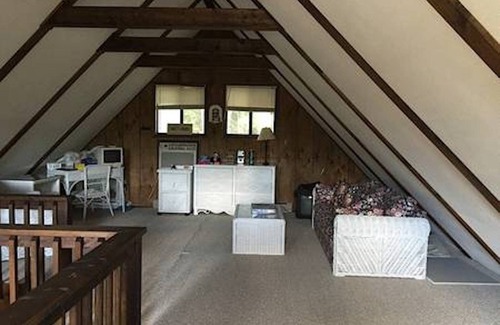 Hamlin House | LAKEFRONT HOME on a peaceful cove. Walking distance to beach, pool and Tiki bar