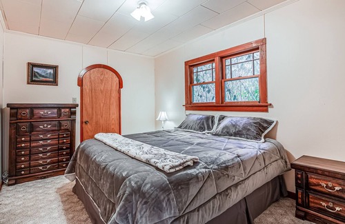 Sandpoint Cabin | Lakefront home on Lake Pend Oreille w/full kitchen & large fenced yard!