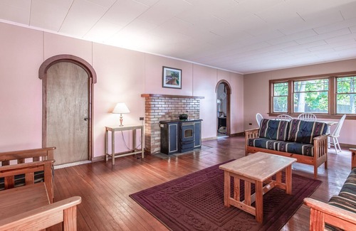 Sandpoint Cabin | Lakefront home on Lake Pend Oreille w/full kitchen & large fenced yard!