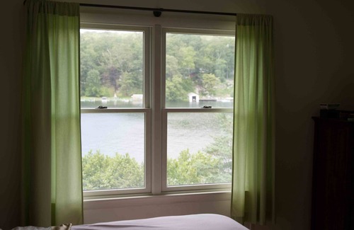 Putnam Valley House | Lakefront home on beautiful and private motorboat la - 100 feet private lakefron