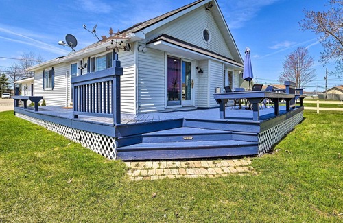 Houghton Lake House | Lakefront Home w/ A/C & Huge Deck!