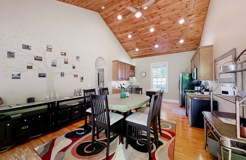 Sharps Chapel Cabin | Lakefront home with private dock and boat launch - dog-friendly & central AC