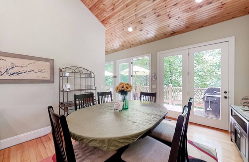 Sharps Chapel Cabin | Lakefront home with private dock and boat launch - dog-friendly & central AC