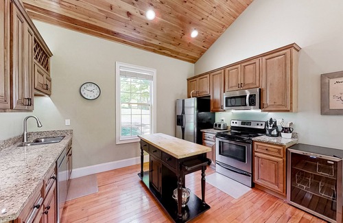 Sharps Chapel Cabin | Lakefront home with private dock and boat launch - dog-friendly & central AC