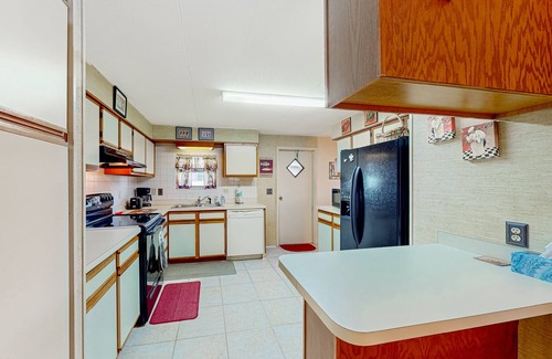 Leesburg House | Lakefront home with al fresco dining, dock, office, expansive interior, & W/D