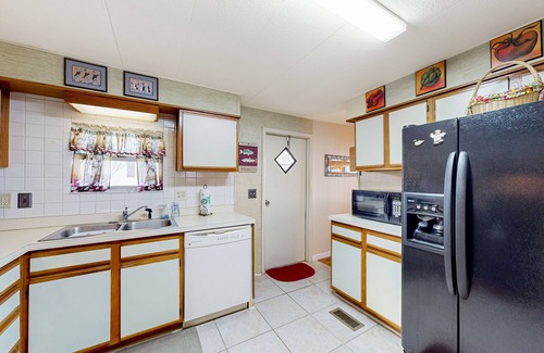 Leesburg House | Lakefront home with al fresco dining, dock, office, expansive interior, & W/D