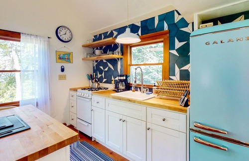 Searsmont Cottage | Lakefront home with private dock - lake views & full kitchen - dog-friendly
