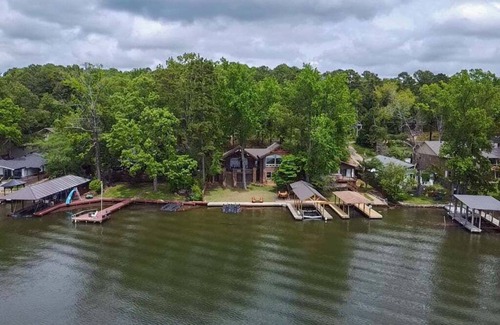 Piney House | Lakefront Hot Springs, 3 King Beds, 3.5 Baths, Bunk room, Fire Pit, Lakeside Bar