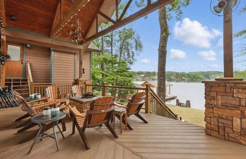 Piney House | Lakefront Hot Springs, 3 King Beds, 3.5 Baths, Bunk room, Fire Pit, Lakeside Bar