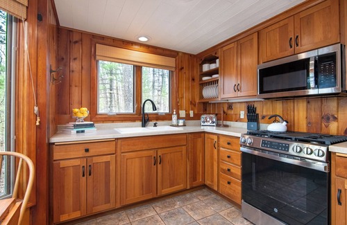 Luck Cabin | Lakefront. Hot Tub. Pontoon Rental