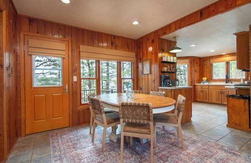 Luck Cabin | Lakefront. Hot Tub. Pontoon Rental