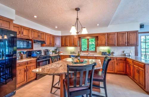 Nazareth House | Lakefront, Hot Tub & Swimming Beach in K'zoo
