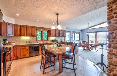 Nazareth House | Lakefront, Hot Tub & Swimming Beach in K'zoo