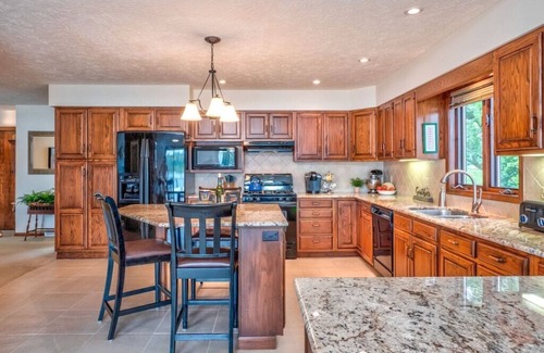 Nazareth House | Lakefront, Hot Tub & Swimming Beach in K'zoo