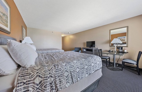 Put-in-Bay Hotel | Lakefront Hotel Guest Room - Sleeps 4