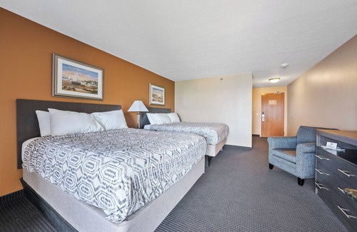 Put-in-Bay Hotel | Lakefront Hotel Guest Room - Sleeps 4